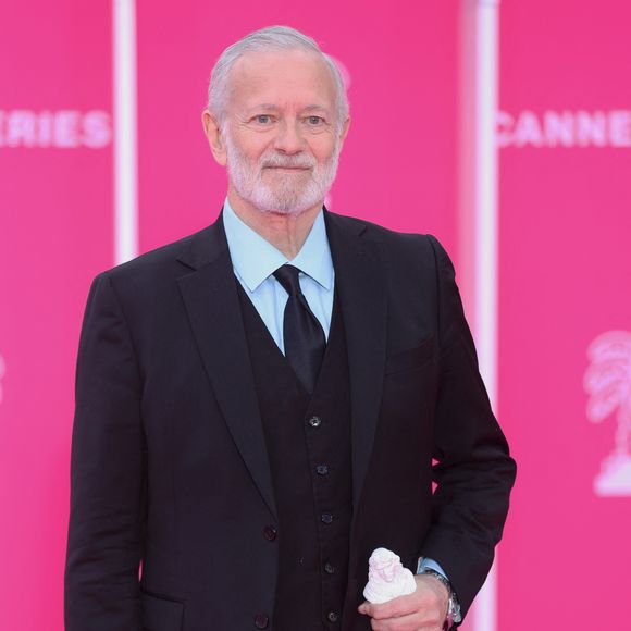 Francis Huster sur le tapis rose lors de la 9ème édition de "CanneSeries" à Cannes le 27 avril 2026.

© Denis Guignebourg / Bestimage