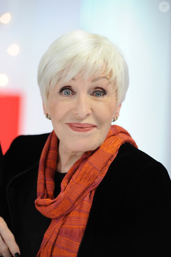 L’artiste a été contrainte de suivre des traitements de chimiothérapie, qui n'ont pas été sans conséquences sur son corps et son apparence. 

Exclusif - Nicole Croisille - Enregistrement de l'émission "Vivement Dimanche" au studio Gabriel à Paris, présentée par Michel Drucker et diffusée le 29 septembre 2019 sur France 2. Le 11 septembre 2019
© Guillaume Gaffiot / Bestimage