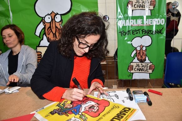 Ce jour-là, elle a donné accès à la rédaction aux terroristes sous la menace de leurs armes

La dessinatrice Coco (Corinne Rey) - Fête de l'Humanité 2015 dans le Parc de la Courneuve à Paris et hommage aux dessinateurs de Charlie Hebdo, le 13 septembre 2015.