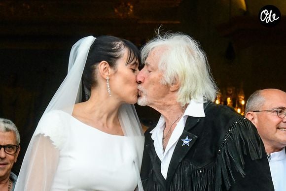 Murielle Mégevand et Hugues Aufray s'embrassent sur le parvis de l'église - Mariage d'Hugues Aufray et de Murielle Mégevand à l’église Saint-Vigor de Marly-Le Roy, France.

Photo : Agence / Bestimage