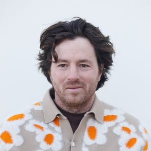 Jean Imbert - Les célébrités au photocall du défilé Jacquemus  pour la présentatation de la toute dernière collection “Le Raphia” au Bourget, Seine-Saint-Denis (93), France, le 12 décembre 2022. Habitué à ne pas suivre le calendrier de la Fashion Week de Paris, le designer a présenté sa toute dernière collection “Le Raphia” avec l'une une de ses couleurs favorites : le beige. © Veeren-Clovis/Bestimage