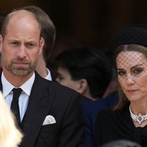 Le prince William, prince de Galles, et Catherine (Kate) Middleton, princesse de Galles, - Sorties des obsèques de son Altesse Royale la duchesse de Kent en la cathédrale de Westminster à Londres, le 16 septembre 2025. © Julien Burton / Bestimage
