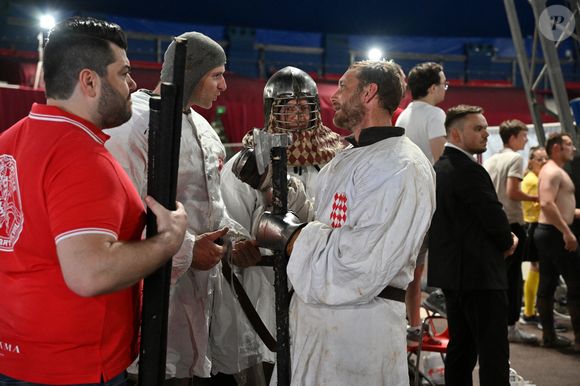 Et il a même participé au tournoi organisé au chapiteau Fontvieille en France en juin 2024.

Pierre Casiraghi a participé au tournoi de Béhourd (combat médiéval) de la Principauté de Monaco avec son équipe Les Grimaldi Milites sous le regard de son oncle le prince Albert II de Monaco, au chapiteau Fontvieille, France, le 15 juin 2024. Les monégasques ont rencontré l'équipe Martel, venant de Paris, les lyonnais de la Confrérie des Loups, Les Comtois de Franche Comté, les Faucons Noirs de Touraine et les Bannerets d'Auvergne. Les Grimaldi Milites ont terminé 3eme de ce tournoi. Le béhourd est une forme de combat médiéval. Il s’agit d’une adaptation contemporaine d’une pratique sportive et guerrière ancienne. Les compétiteurs s’y affrontent en armure complète, à pieds, avec des armes en acier qui ne sont ni pointues, ni tranchantes. Les combats en équipes sont les plus populaires. Dans de tels affrontements, les coups sont portés à pleine puissance, et seules certaines techniques jugées trop dangereuses comme les coups d’estoc (c’est-à-dire portés avec la pointe, pour planter) ou les coups derrière les genoux sont interdites. Les coups de pieds, de poings, de genoux, les prises de corps à corps sont autorisés. L’équipe qui gagne est celle qui parvient à terminer la manche avec encore au moins un joueur debout sur ses deux jambes. Le but est donc de faire chuter les membres de l’équipe adverse par tous les moyens autorisés, l’arme à la main. Cette pratique se revendique héritière des tournois médiévaux, qu’elle entend remettre au goût du jour sous forme sportive, mais aussi culturelle de par sa dimension historique, qui transmet un savoir sur l’histoire de France, sur la chevalerie et sur la guerre au Moyen-Âge de façon ludique et spectaculaire. Cette pratique est apparue au XIIème siècle, a évolué jusqu’au XVIème siècle pour finalement s’éteindre et réapparaître aujourd’hui sous cette nouvelle forme sportive. © Bruno Bebert/Bestimage