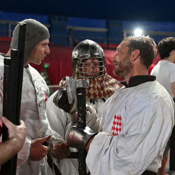 Et il a même participé au tournoi organisé au chapiteau Fontvieille en France en juin 2024.

Pierre Casiraghi a participé au tournoi de Béhourd (combat médiéval) de la Principauté de Monaco avec son équipe Les Grimaldi Milites sous le regard de son oncle le prince Albert II de Monaco, au chapiteau Fontvieille, France, le 15 juin 2024. Les monégasques ont rencontré l'équipe Martel, venant de Paris, les lyonnais de la Confrérie des Loups, Les Comtois de Franche Comté, les Faucons Noirs de Touraine et les Bannerets d'Auvergne. Les Grimaldi Milites ont terminé 3eme de ce tournoi. Le béhourd est une forme de combat médiéval. Il s’agit d’une adaptation contemporaine d’une pratique sportive et guerrière ancienne. Les compétiteurs s’y affrontent en armure complète, à pieds, avec des armes en acier qui ne sont ni pointues, ni tranchantes. Les combats en équipes sont les plus populaires. Dans de tels affrontements, les coups sont portés à pleine puissance, et seules certaines techniques jugées trop dangereuses comme les coups d’estoc (c’est-à-dire portés avec la pointe, pour planter) ou les coups derrière les genoux sont interdites. Les coups de pieds, de poings, de genoux, les prises de corps à corps sont autorisés. L’équipe qui gagne est celle qui parvient à terminer la manche avec encore au moins un joueur debout sur ses deux jambes. Le but est donc de faire chuter les membres de l’équipe adverse par tous les moyens autorisés, l’arme à la main. Cette pratique se revendique héritière des tournois médiévaux, qu’elle entend remettre au goût du jour sous forme sportive, mais aussi culturelle de par sa dimension historique, qui transmet un savoir sur l’histoire de France, sur la chevalerie et sur la guerre au Moyen-Âge de façon ludique et spectaculaire. Cette pratique est apparue au XIIème siècle, a évolué jusqu’au XVIème siècle pour finalement s’éteindre et réapparaître aujourd’hui sous cette nouvelle forme sportive. © Bruno Bebert/Bestimage