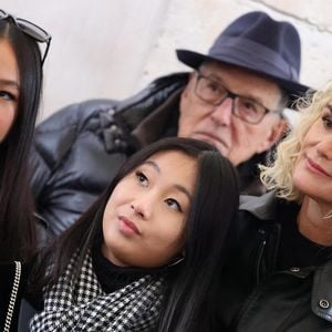 Laeticia Hallyday, ses filles Joy et Jade, Jean-Claude Camus lors de l'inauguration d'une plaque commémorative en hommage à Johnny Hallyday devant l'immeuble où le chanteur français a grandi dans le 9ème arrondissement de Paris, France, le 22 décembre 2023. © Dominique Jacovides/Bestimage