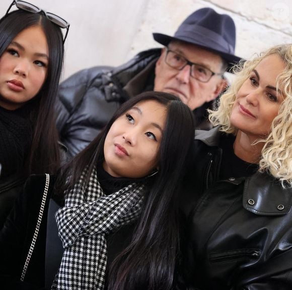 Laeticia Hallyday, ses filles Joy et Jade, Jean-Claude Camus lors de l'inauguration d'une plaque commémorative en hommage à Johnny Hallyday devant l'immeuble où le chanteur français a grandi dans le 9ème arrondissement de Paris, France, le 22 décembre 2023. © Dominique Jacovides/Bestimage