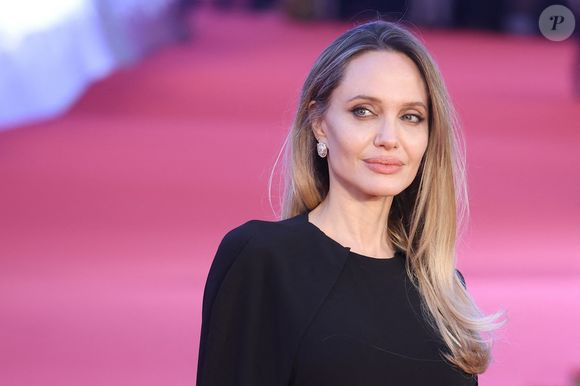 Angelina Jolie sur le tapis rouge "Couture", lors du Festival du film de Rome, à Rome en Italie, le 18 octobre 2025. Photo par Stefano Colarieti/LaPresse/Abaca