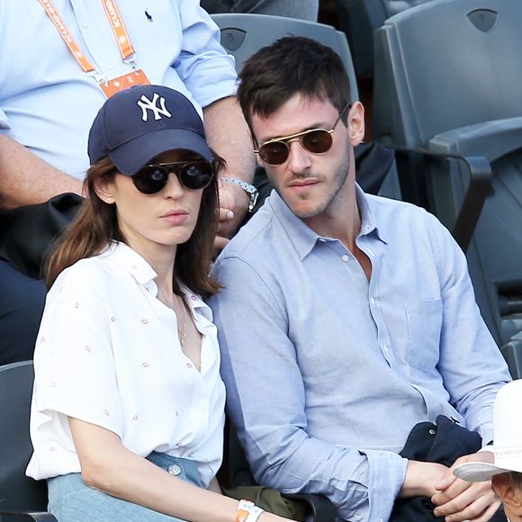 Et la légende veut tout dire : "Tristesse et manque pour certains. A l'amour éternel d'un enfant pour son père"
Gaspard Ulliel et Gaëlle Pietri dans les tribunes des Internationaux de Tennis de Roland Garros à Paris le 7 juin 2017 © Cyril Moreau-Dominique Jacovides/Bestimage
