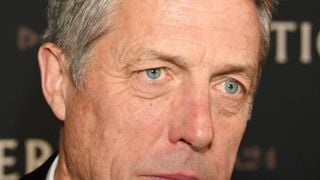 “Intrusif, insultant et flippant” : Hugh Grant lève le ton après un incident impliquant sa femme et ses enfants