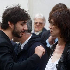 Charlotte Gainsbourg et son fils Ben Attal lors de la cérémonie de dévoilement de la plaque "Maison des Illustres" de la Maison Gainsbourg à Paris, France, le 2 avril 2024. © Christophe Clovis/Bestimage
