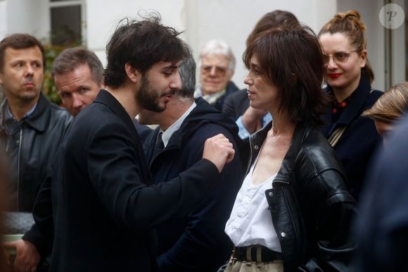 Charlotte Gainsbourg et son fils Ben Attal lors de la cérémonie de dévoilement de la plaque "Maison des Illustres" de la Maison Gainsbourg à Paris, France, le 2 avril 2024. © Christophe Clovis/Bestimage