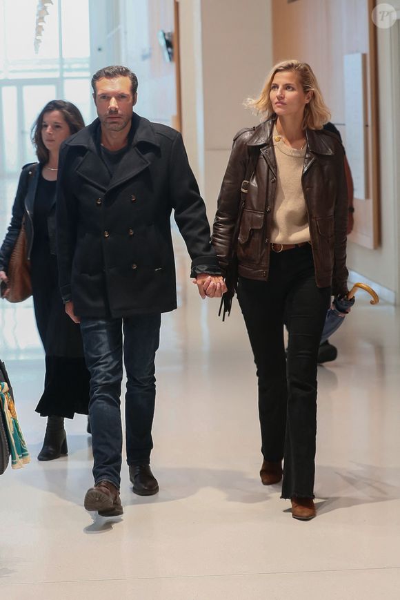 Nicolas Bedos, jugé pour agressions et harcèlement sexuels, arrive avec sa compagne Pauline Desmonts et son avocate,  J.Minkowski, au tribunal judiciaire de Paris, le 26 septembre 2024. Les faits reprochés auraient été commis entre 2018 et 2023. 
© Christophe Clovis / Bestimage