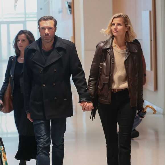 Nicolas Bedos, jugé pour agressions et harcèlement sexuels, arrive avec sa compagne Pauline Desmonts et son avocate,  J.Minkowski, au tribunal judiciaire de Paris, le 26 septembre 2024. Les faits reprochés auraient été commis entre 2018 et 2023. 
© Christophe Clovis / Bestimage