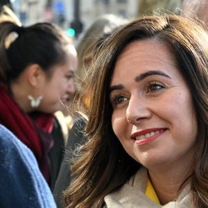 Sarah Knafo rencontre les parisiens rue Lévis dans le XVIIe arrondissement de Paris le 8 février 2026. © Lionel Urman/Bestimage