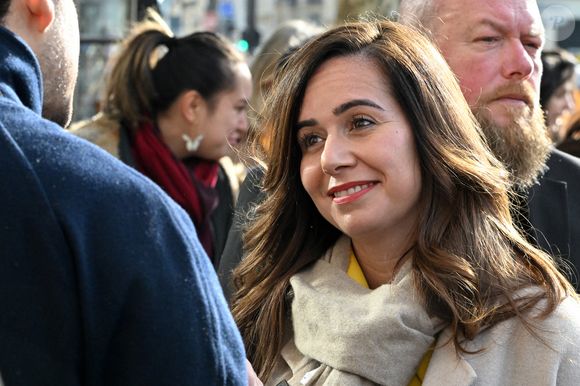 Sarah Knafo rencontre les parisiens rue Lévis dans le XVIIe arrondissement de Paris le 8 février 2026. © Lionel Urman/Bestimage