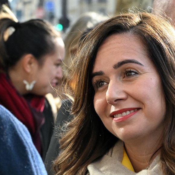 Sarah Knafo rencontre les parisiens rue Lévis dans le XVIIe arrondissement de Paris le 8 février 2026. © Lionel Urman/Bestimage