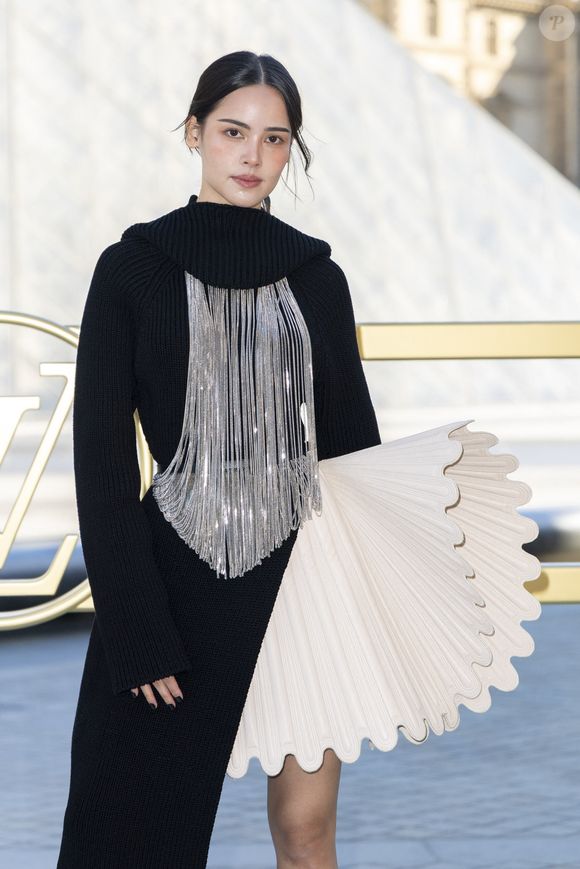 Urassaya Sperbund au photocall du Défilé de mode Vuitton  Collection Printemps-Été 2026 dans le cadre de la Fashion Week de Paris (PFW) dans la Cour Carrée du Louvre, à Paris, France, le 30 septembre 2025. © Olivier Borde/Bestimage
