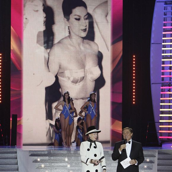 Archives - En France, à Nice, au Palais Nikaia, Geneviève de Fontenay et Jean-Pierre Foucault - Miss France 2010, en 2009. © Jean-Jacques Descamps via Bestimage