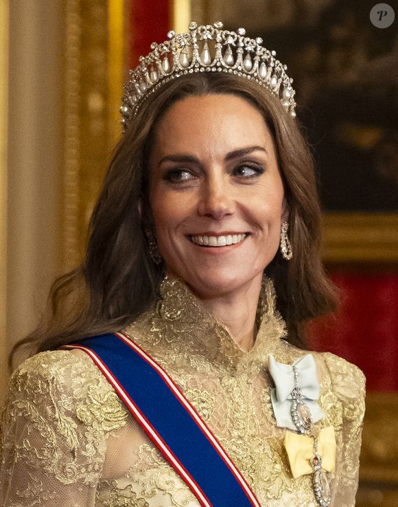 Kate Middleton était également présente dans une robe en dentelle dorée et la tiare Lover’s Knot.

Kate Middleton  lors du banquet d'Etat au château de Windsor en l'honneur de la visite officielle de président Donald Trump et de la Première dame Melania au Royaume-Uni. © Aaron Chown/WPA-Pool / Julien Burton via Bestimage