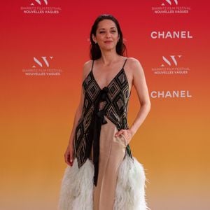 Marion Cotillard faisait partie des personnalités présentes à la cérémonie d'ouverture.

Marion Cotillard au Théâtre de la Gare du Midi lors de la Cérémonie d'ouverture du Festival international du film de Biarritz - Nouvelles Vagues 2026, le 23 juin 2026.  © Jean-Marc Lhomer / Bestimage
