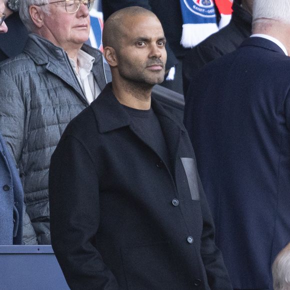 Tony Parker - Célébrités dans les tribunes lors du match retour de la Ligue Des Champions 2024-2025 (LDC) "PSG - Arsenal" (2-1) au Parc des Princes à Paris le 7 mai 2025. © Cyril Moreau/Bestimage