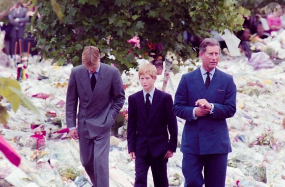 Le prince Charles et ses deux fils, les princes William et Harry, devant le palais de Kensington. Ils regardent les fleurs laissées à l'extérieur du palais après la mort de la princesse Diana, le 6 septembre 1997. Photo par Arthur Edwards/The Sun/News Licensing/ABACAPRESS.COM