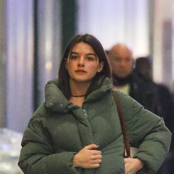 Pourtant, père et fille ne se sont pas vus depuis plus d'une décennie...

New York, NY - EXCLUSIF - Suri Cruise est arrivée au Barrymore Theatre pour voir sa mère, Katie Holmes, jouer dans « Our Town » pour son anniversaire.
Backgrid USA / Bestimage