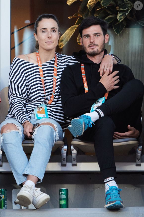 Exclusif - Alizé Cornet et son nouveau compagnon en tribune lors des Internationaux de France de tennis de Roland Garros 2023 à Paris le 30 mars 2023. © Jacovides-Moreau/Bestimage