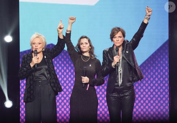 Exclusif - Muriel Robin, Anne-Cécile Mailfert, présidente de la Fondation des femmes, Anne Le Nen lors de l'enregistrement de l'émission "Nos voix pour toutes" au profit de la Fondation des femmes à l’Adidas Arena diffusée sur TMC le 25 novembre 2025, à Paris, France, le 19 novembre 2025. © Guirec-Moreau/Bestimage