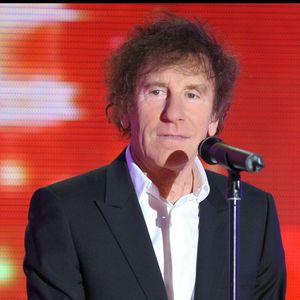 Dans le quartier des rues Vavin et Bréa, dans le très chic 6e arrondissement de Paris, les riverains s'insurgent contre l'ouverture d'un Carrefour City. 

Alain Souchon - Enregistrement de l'émission 'Vivement Dimanche' consacrée a l'Équipe des Bronzés 3.