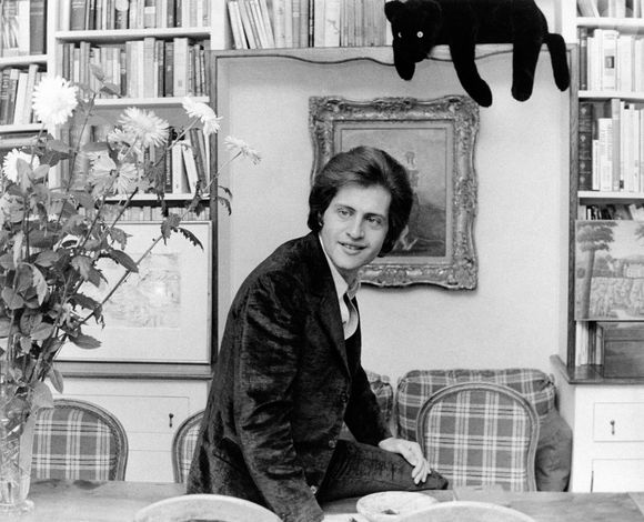 Portrait du chanteur français d'origine américaine Joe Dassin devant une bibliothèque. Derrière lui, des tableaux et une panthère en peluche. Paris, 1970 Photo par Agenzia Pitre/Mondadori Portfolio via ZUMA Press/ABACAPRESS.COM