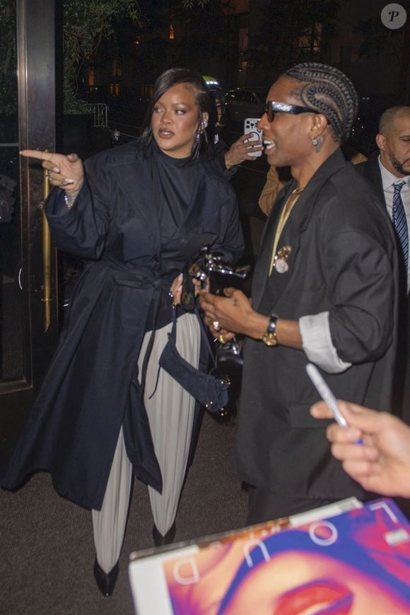 Après la cérémonie, ils ont dîné au restaurant italien ALBA pour fêter cette récompense.

New York, NY – À l’issue des CFDA Fashion Awards 2025, Rihanna et A$AP Rocky ont été aperçus se rendant dîner au restaurant italien haut de gamme ALBA à New York, pour célébrer la victoire de Rocky, qui a reçu le Fashion Icon Award.
Backgrid USA / Bestimage