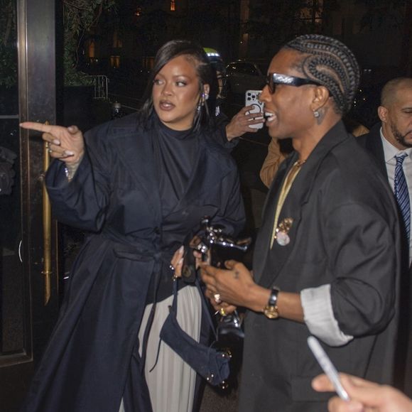 Après la cérémonie, ils ont dîné au restaurant italien ALBA pour fêter cette récompense.

New York, NY – À l’issue des CFDA Fashion Awards 2025, Rihanna et A$AP Rocky ont été aperçus se rendant dîner au restaurant italien haut de gamme ALBA à New York, pour célébrer la victoire de Rocky, qui a reçu le Fashion Icon Award.
Backgrid USA / Bestimage