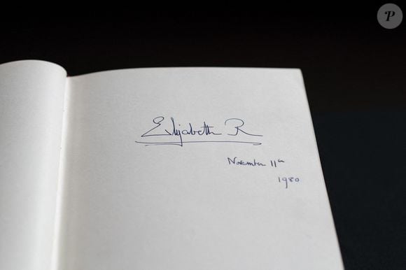 La signature de la Reine Elizabeth II apparaît dans l'un des trois livres d'or de Downing Street aux Archives nationales. ©Ben Whitley/PA Wire : Ben Whitley/PA Wire