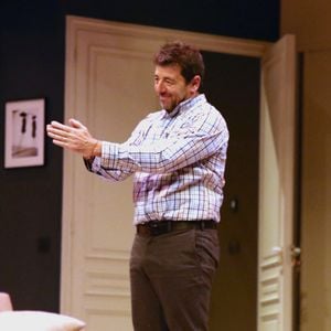 Exclusif - Patrick Bruel salut le public à la fin de la représentation pour les amis proche de la pièce "Deuxième partie" au Théâtre Édouard VI à Paris, France, le 04 Mars 2026. © Bertrand Rindoff / Bestimage