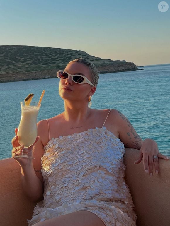 Louane en vacances à Ibiza avec un groupe d'amies et sans son futur mari Florian Rossi. 30 et 31 mai 2025