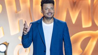 L'humour à la plage : Kev Adams s'entoure de personnalités emblématiques de l'humour et de la télévision pour sa grande soirée sur TF1