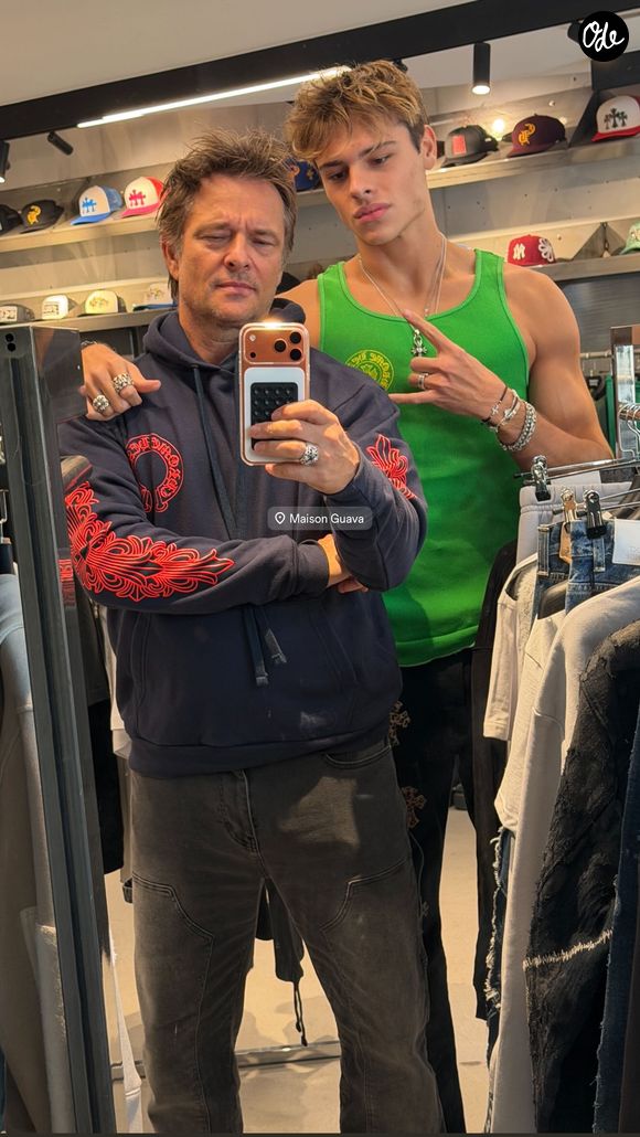 Mais ce nouveau pied-à-terre est bien plus qu'une simple résidence de vacances. Il s'agit avant tout d'un lieu de rassemblement, conçu pour accueillir sa tribu recomposée

David Hallyday avec son fils Cameron Smet dans une boutique à Paris. Capture d'écran Instagram
