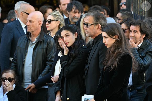 Cylia Chasman et Shana Chasman, les filles de Nadia Farès - Sortie des obsèques de Nadia Farès en l'église Saint-Jean-de-Montmartre à Paris, le 24 avril 2026.  © Gedeon Taieb / Bestimage