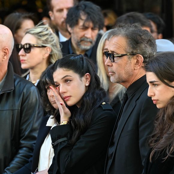 Cylia Chasman et Shana Chasman, les filles de Nadia Farès - Sortie des obsèques de Nadia Farès en l'église Saint-Jean-de-Montmartre à Paris, le 24 avril 2026.  © Gedeon Taieb / Bestimage