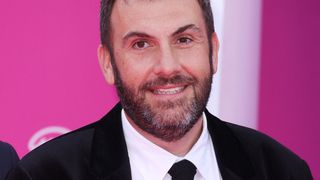 Laurent Ournac aminci : il affiche sa nouvelle silhouette auprès de sa femme lors d'un séjour sur une des îles les plus festives au monde