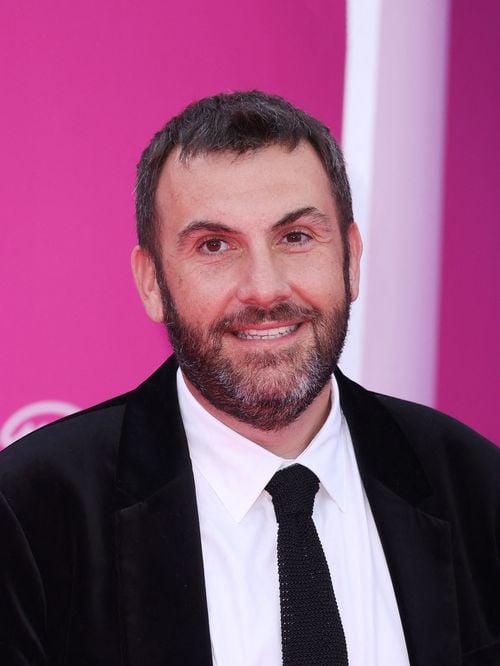 Laurent Ournac aminci : il affiche sa nouvelle silhouette auprès de sa femme lors d'un séjour sur une des îles les plus festives au monde