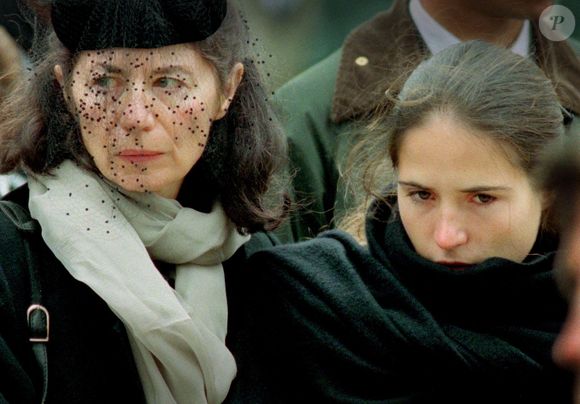 Anne Pingeot et leur fille Mazarine ont longtemps vécu dans l'ombre jusqu'à la révélation officielle en 1994 par le magazine Paris Match.

Funérailles de François Mitterrand dans sa ville natale de Jarnac, en Charente, dans le sud-ouest de la France, le 11 janvier 1996. La maîtresse de François Mitterrand, Anne Pingeot, coiffée d'un chapeau noir, et leur fille Mazarine Pingeot, aux cheveux noirs, suivent le cercueil de l'ancien président. Photo Alamy/Abaca