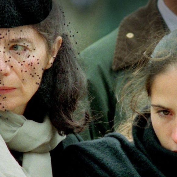 Anne Pingeot et leur fille Mazarine ont longtemps vécu dans l'ombre jusqu'à la révélation officielle en 1994 par le magazine Paris Match.

Funérailles de François Mitterrand dans sa ville natale de Jarnac, en Charente, dans le sud-ouest de la France, le 11 janvier 1996. La maîtresse de François Mitterrand, Anne Pingeot, coiffée d'un chapeau noir, et leur fille Mazarine Pingeot, aux cheveux noirs, suivent le cercueil de l'ancien président. Photo Alamy/Abaca