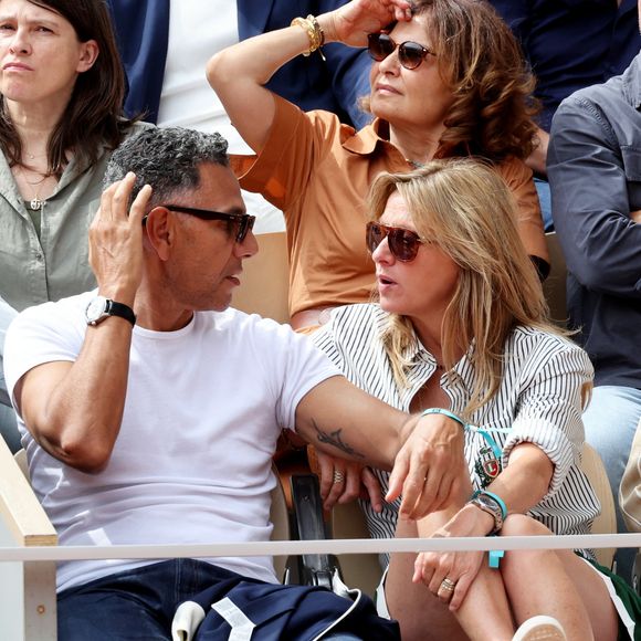 Sarah Poniatowski (Lavoine) avec son compagnon Roschdy Zem et son fils Roman dans les tribunes lors des Internationaux de France de Tennis de Roland Garros 2025. Paris, le 1er Juin 2025. © Dominique Jacovides/Bestimage