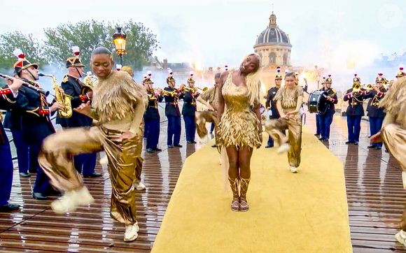 Aya Nakamura chante lors de la cérémonie d'ouverture des Jeux Olympiques (JO) de Paris 2024, à Paris, France, le 26 juillet 2024. Capture TV France 2 via Bestimage