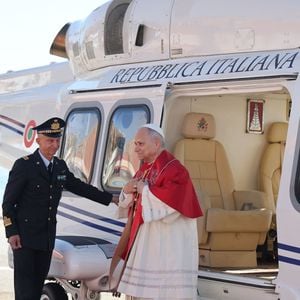 Le pape Léon XIV est arrivé sur le sol monégasque ce samedi 28 mars 2026 pour une visite officielle. 

Accueil du pape Léon XIV à l'héliport de Monaco par le prince et la princesse - Visite historique du pape Léon XIV à Monaco le 28 mars 2026.
© Dominique Jacovides - Bruno Bebert / Bestimage