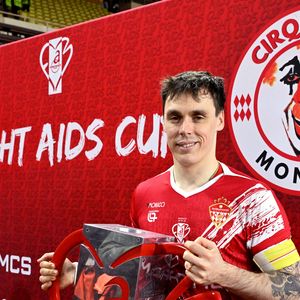 Louis Ducruet et le trophée de la rencontre durant la sixième édition de la Fight Aids Cup, un match de football caritatif au stade Louis II à Monaco, le 25 janvier 2026© Bruno Bebert / Bestimage