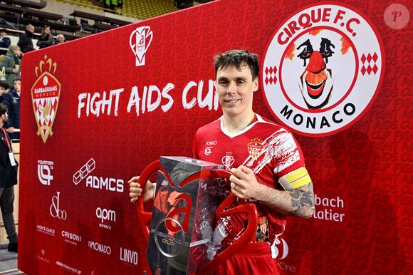 Louis Ducruet et le trophée de la rencontre durant la sixième édition de la Fight Aids Cup, un match de football caritatif au stade Louis II à Monaco, le 25 janvier 2026© Bruno Bebert / Bestimage