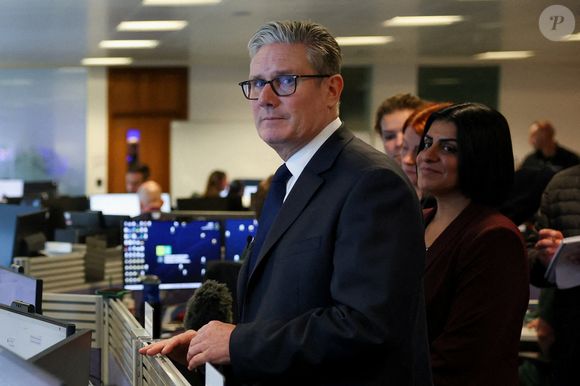 Le prince Hussein va aussi rencontrer Keir Starmer, le premier ministre britannique.

Le Premier ministre Sir Keir Starmer et la ministre de l'Intérieur Shabana Mahmood lors d'une rencontre avec les secours au siège de la police de Great Manchester, au lendemain de la mort de deux personnes lors d'un attentat terroriste à la synagogue de la Congrégation hébraïque de Heaton Park. Photo by PA Photo / Bestimage